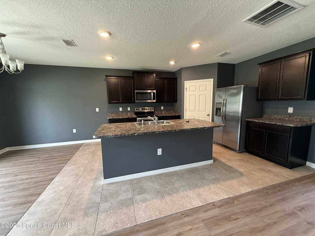 137 Sutherland Dr Sw - Photo 6 of 24