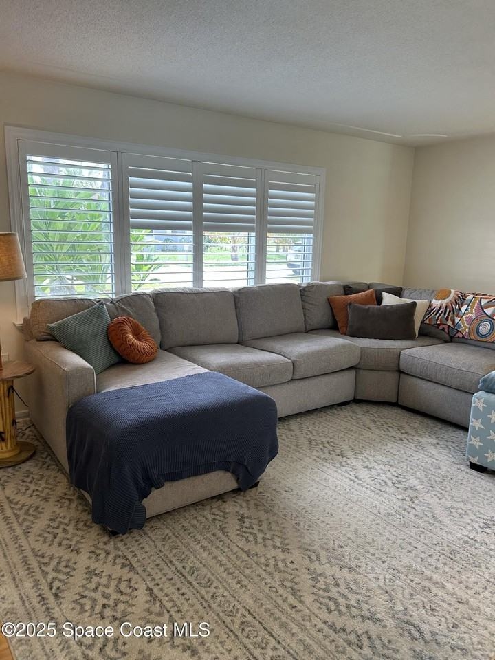 1380 Holiday Boulevard - Photo 5 of 43