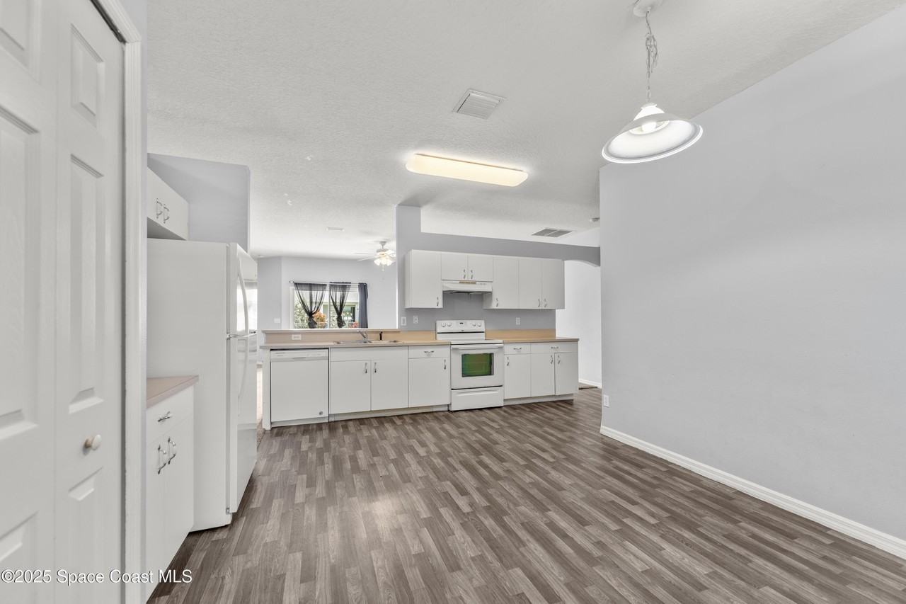 410 Eldron Boulevard Southeast - Photo 5 of 22