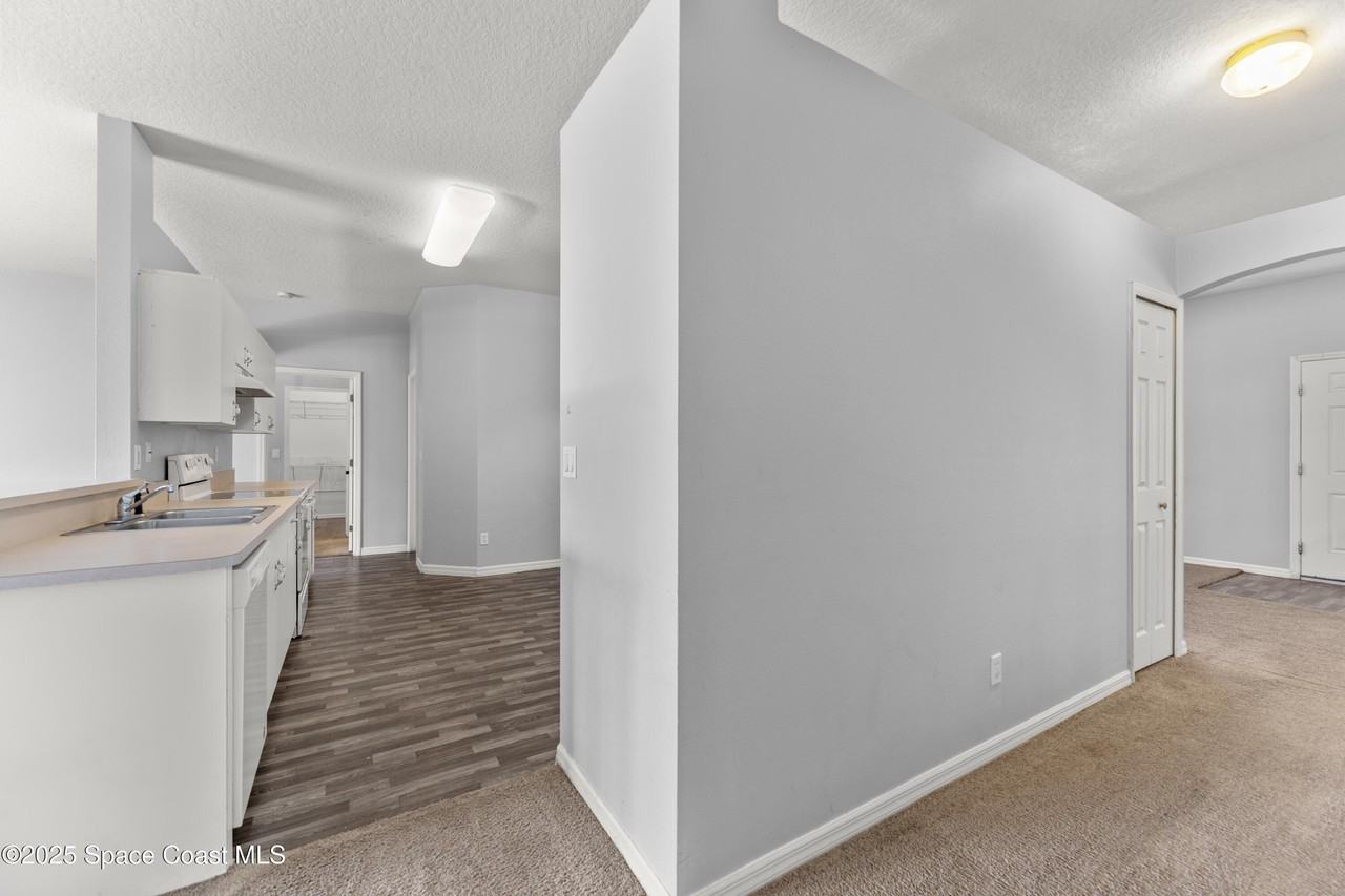 410 Eldron Boulevard Southeast - Photo 6 of 22