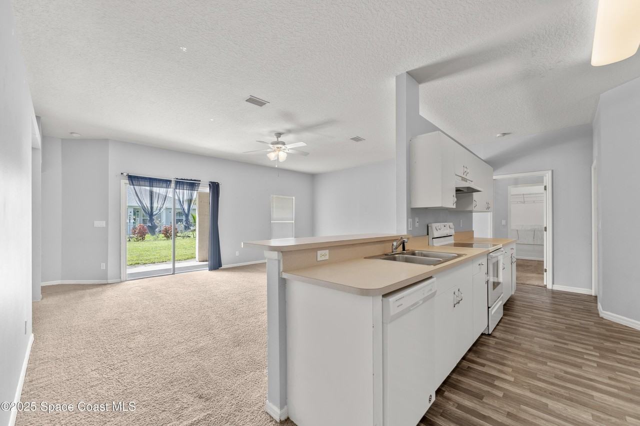 410 Eldron Boulevard Southeast - Photo 7 of 22