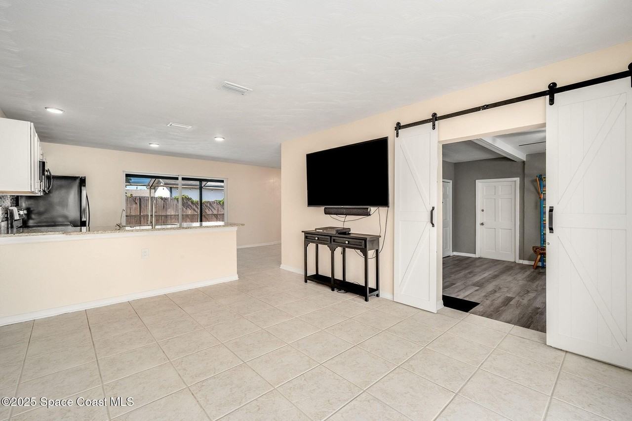 365 Hula Circle - Photo 6 of 31