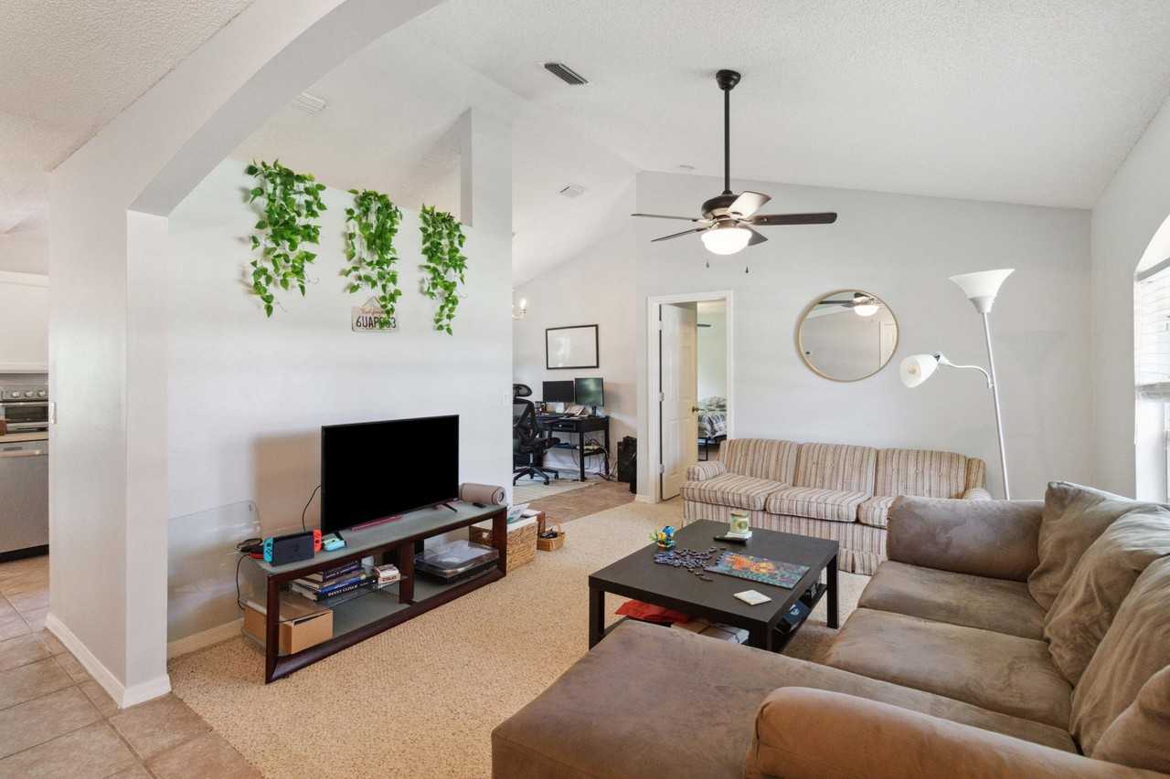 1007 Jacaranda Cir - Photo 3 of 27