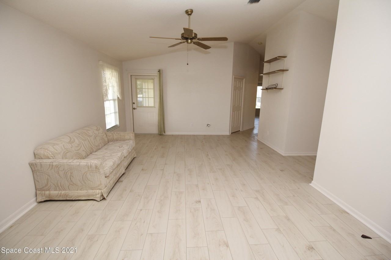 1905 Myrtle Ct Ne - Photo 4 of 13