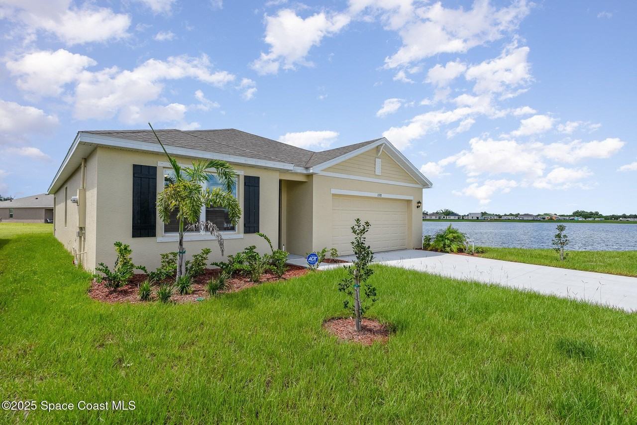 1378 Casey Ave - Photo 3 of 23