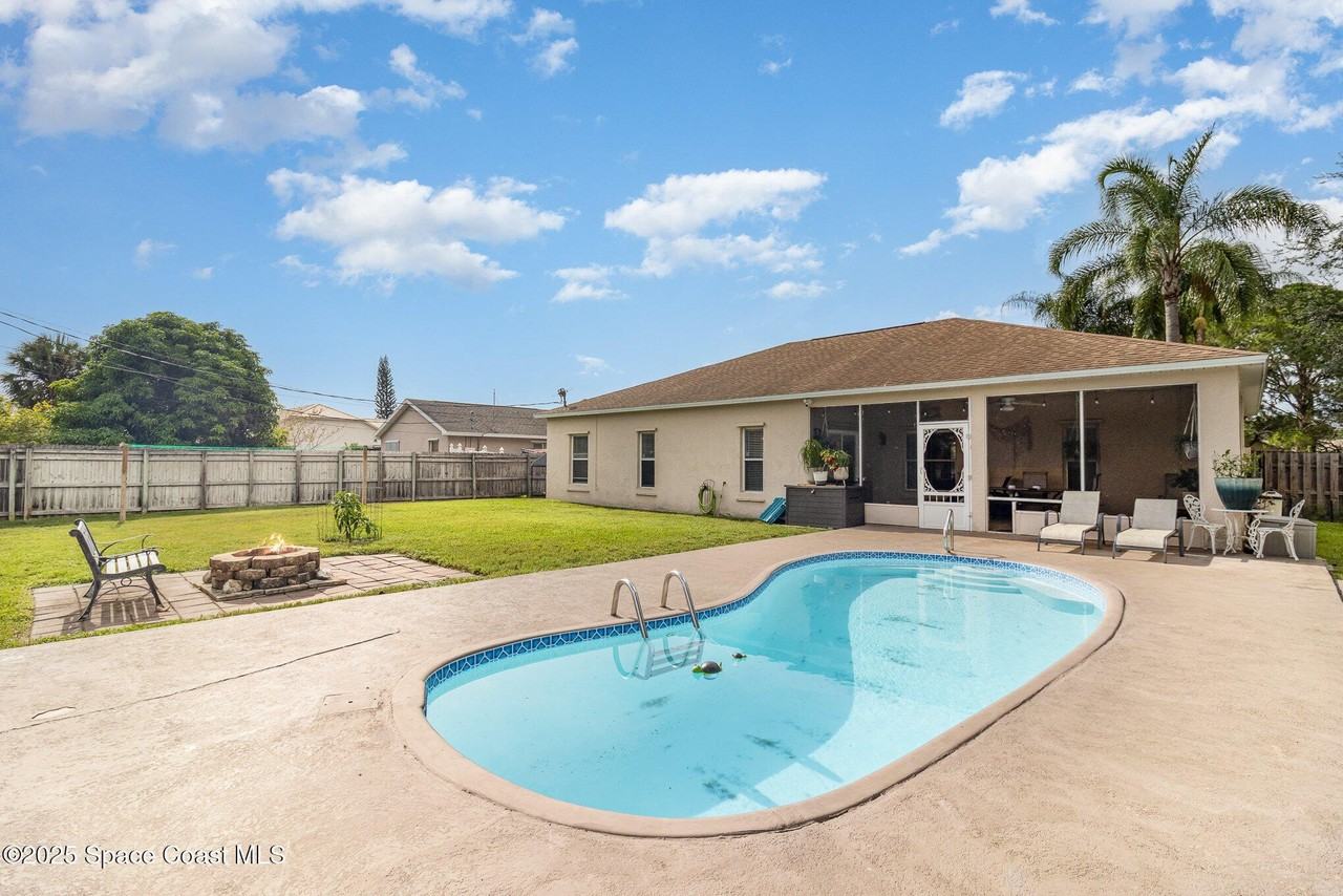 1510 Gardenton St Nw - Photo 4 of 30