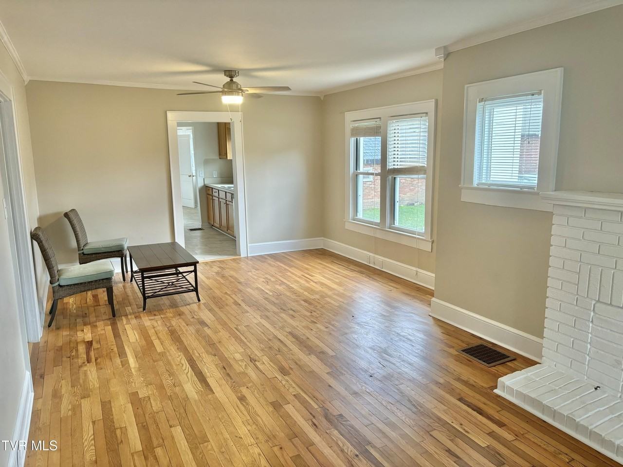 806 E B St - Photo 4 of 23