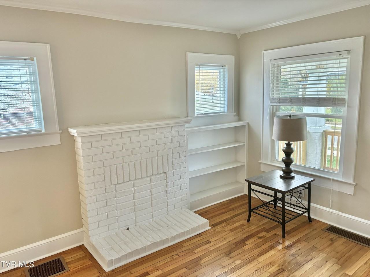 806 E B St - Photo 5 of 23