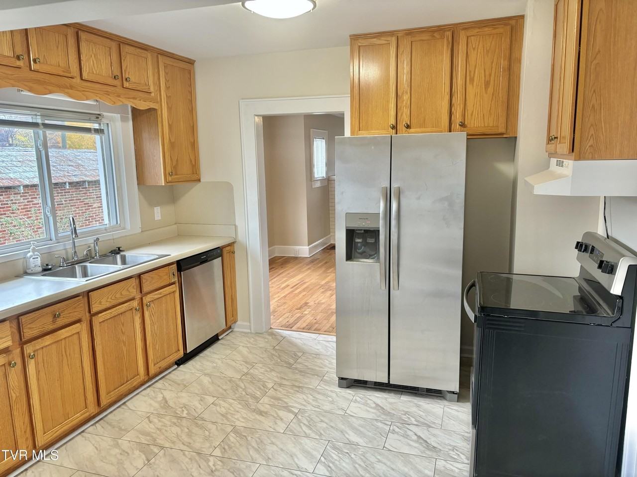 806 E B St - Photo 7 of 23