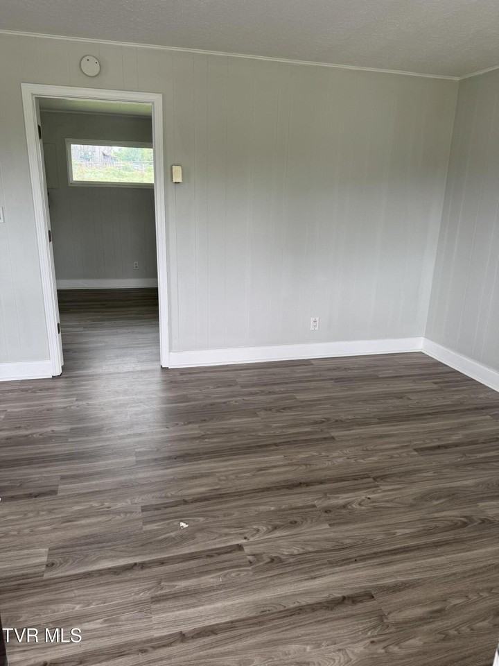 111 Roseview Drive - Photo 2 of 9