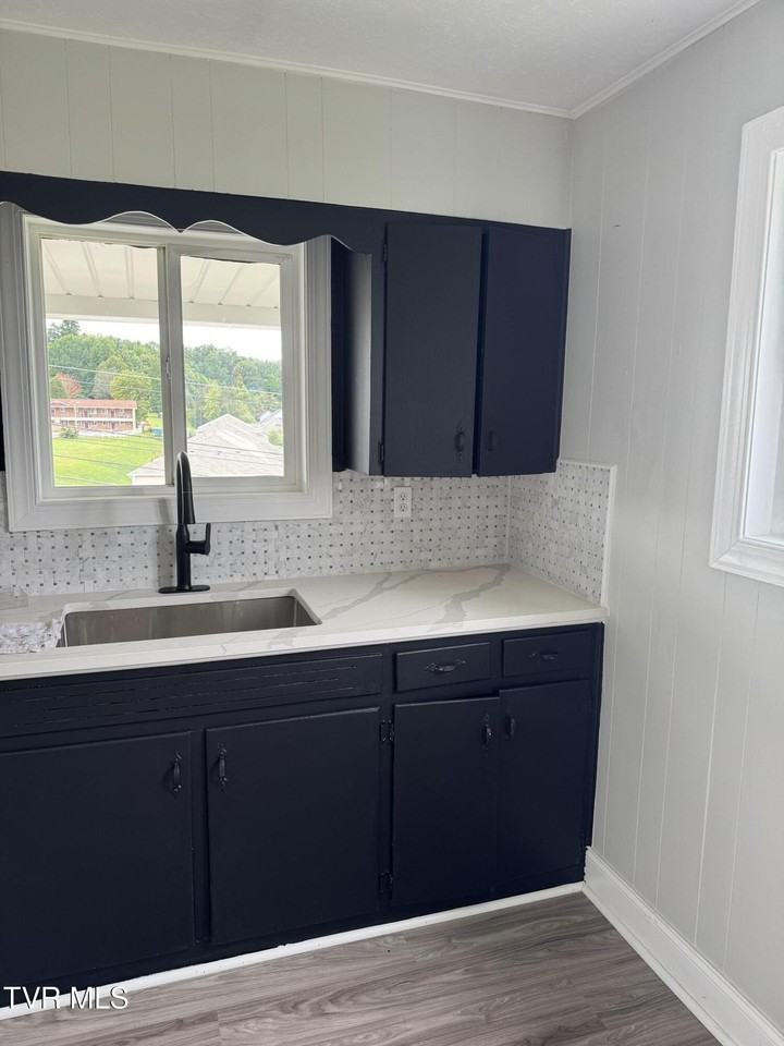 111 Roseview Drive - Photo 3 of 9