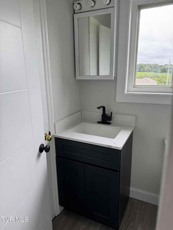 111 Roseview Drive - Photo 5 of 9