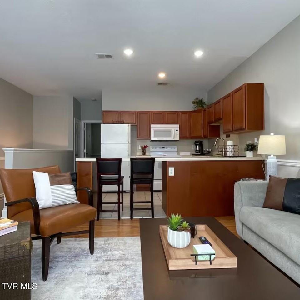 169 E Grand Ave #401 - Photo 3 of 18