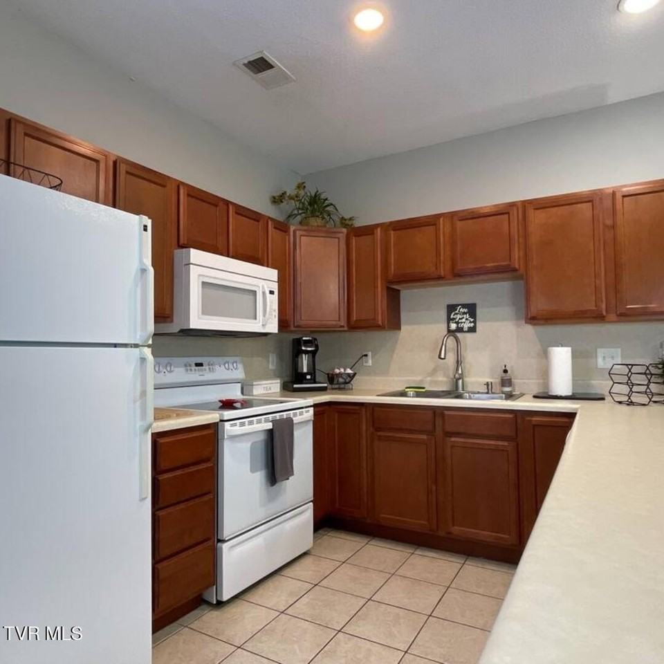 169 E Grand Ave #401 - Photo 4 of 18