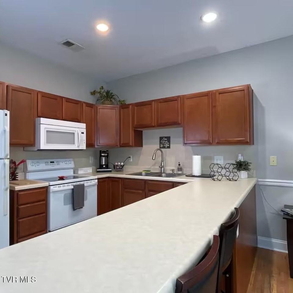 169 E Grand Ave #401 - Photo 7 of 18