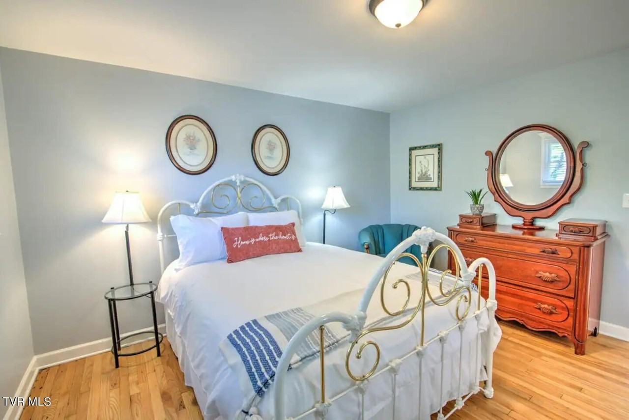 201 Springdale Rd - Photo 6 of 41