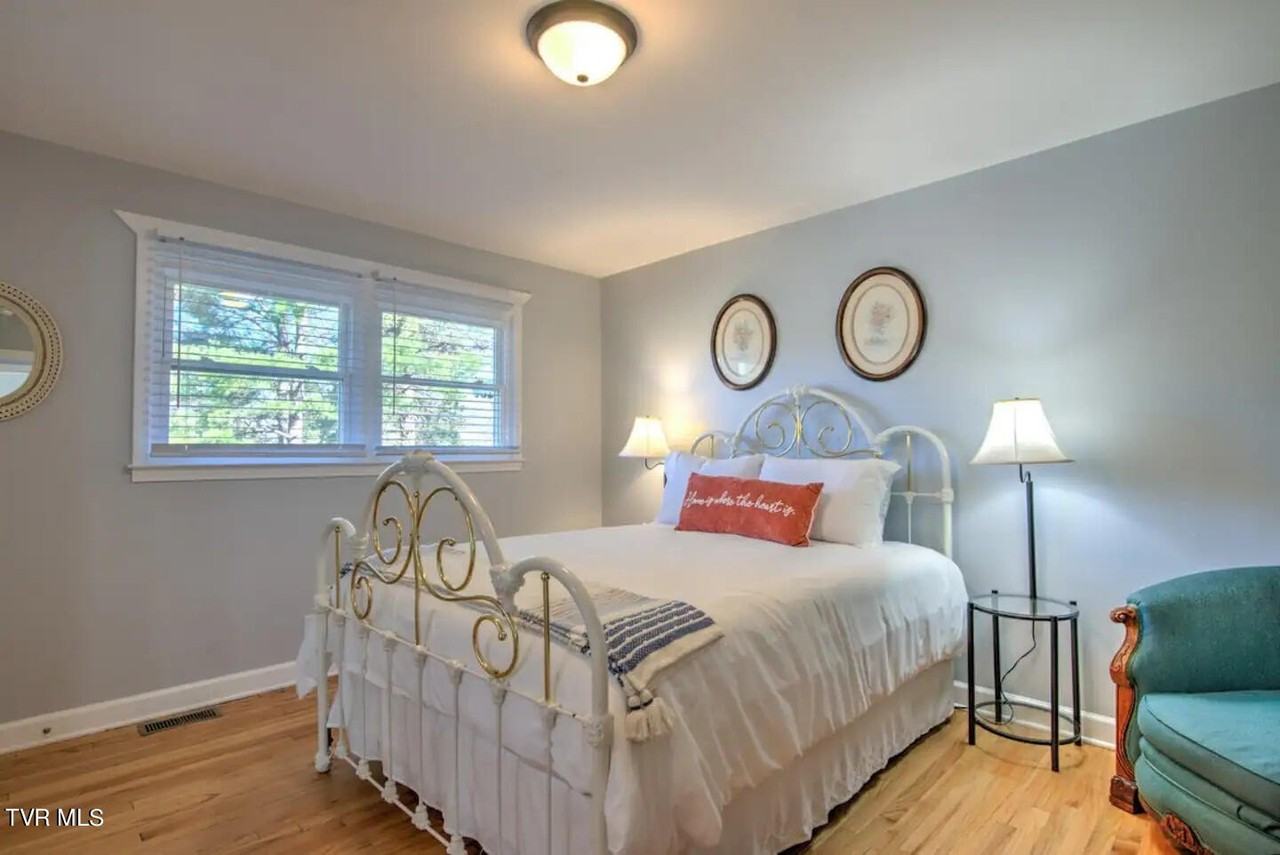 201 Springdale Rd - Photo 7 of 41