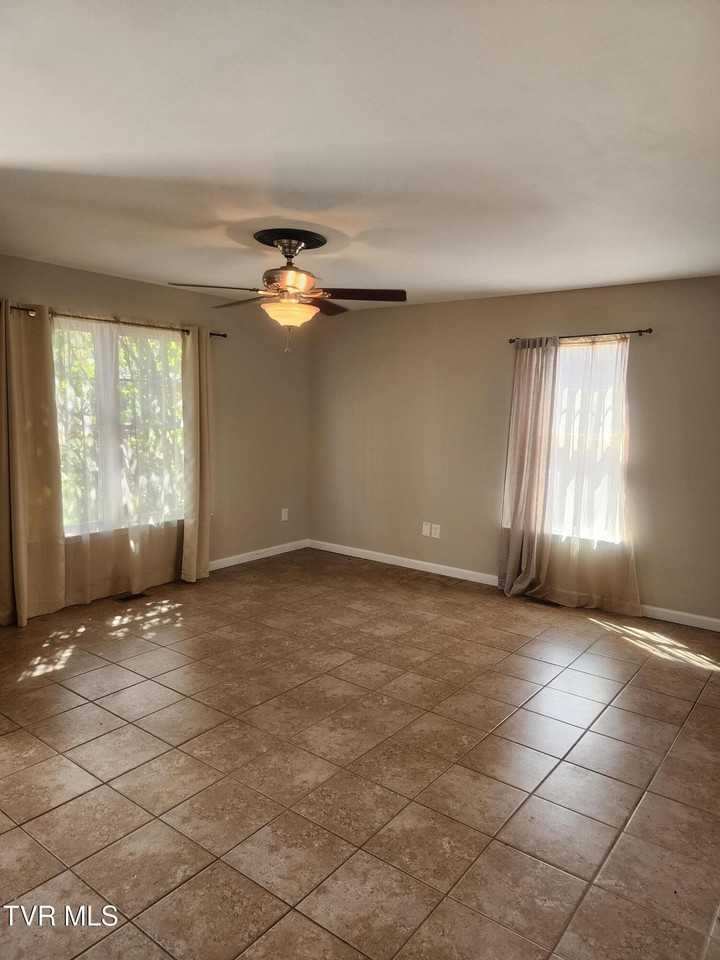 2233 Sherwood Rd - Photo 3 of 5