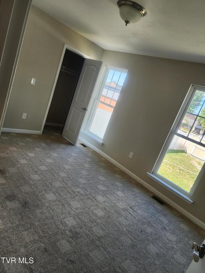 2233 Sherwood Rd - Photo 4 of 5