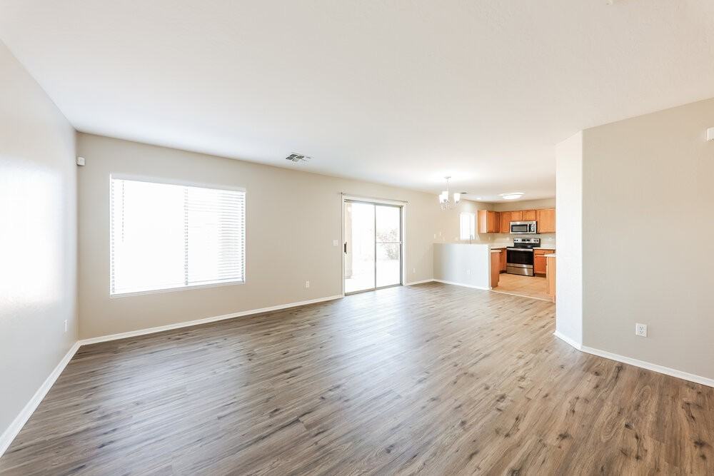 12430 W Valentine Ave - Photo 4 of 17