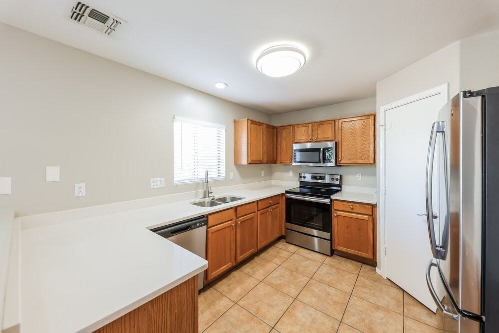 12430 W Valentine Ave - Photo 6 of 17