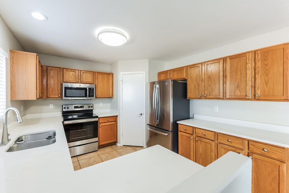 12430 W Valentine Ave - Photo 7 of 17