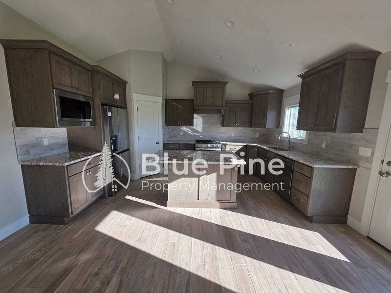 4589 Blackstone Dr - Photo 4 of 28