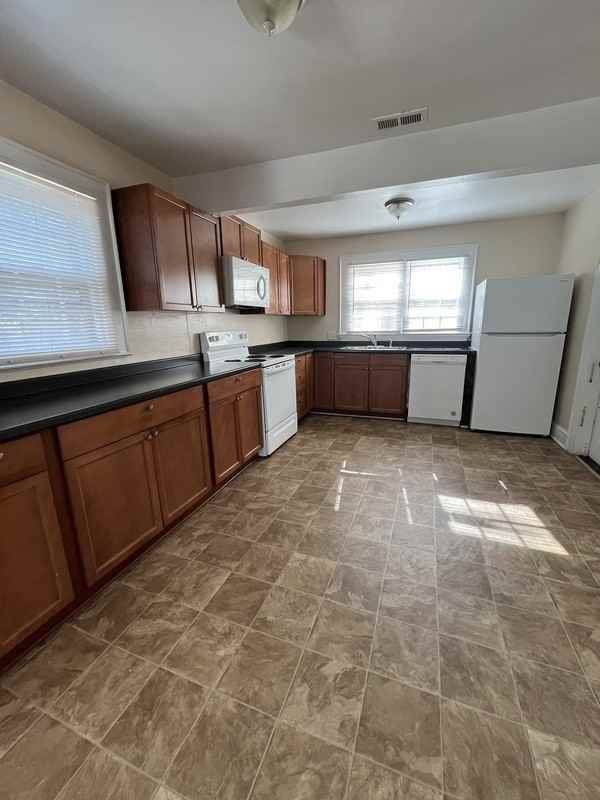 135 Bradford Dr - Photo 5 of 9