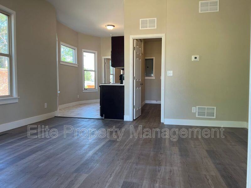 713 W Abriendo Ave #A - Photo 3 of 8