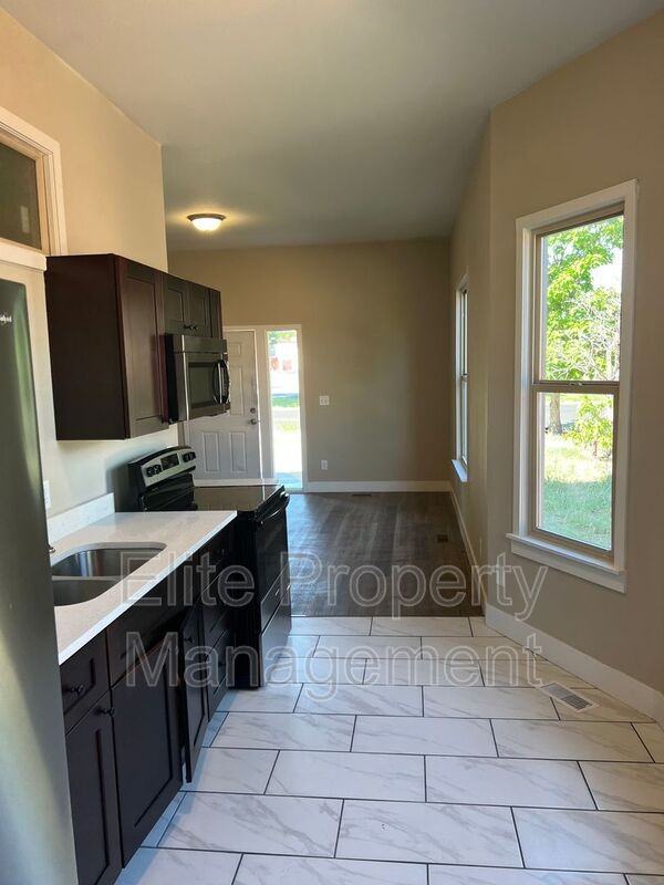713 W Abriendo Ave #A - Photo 6 of 8
