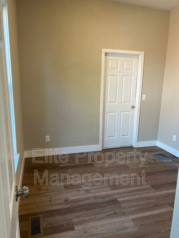 713 W Abriendo Ave #A - Photo 7 of 8