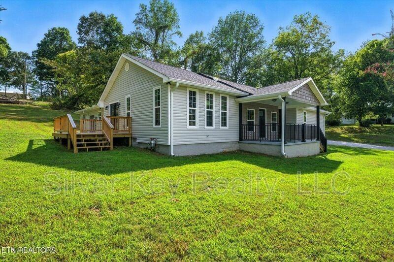 1309 Summitt St - Photo 2 of 25