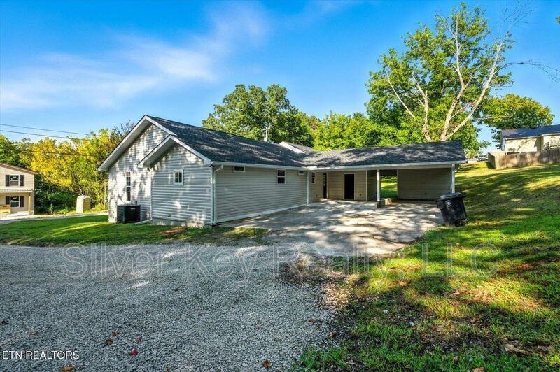 1309 Summitt St - Photo 3 of 25