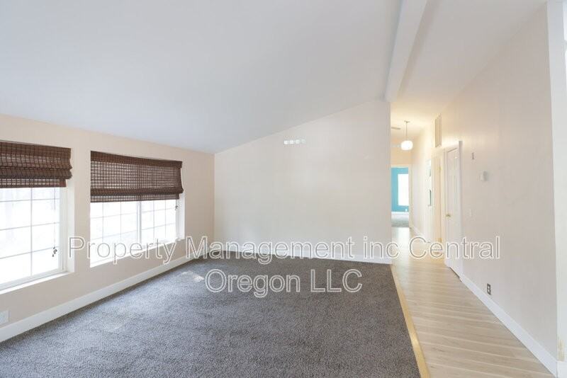 15550 Rim Dr - Photo 2 of 34