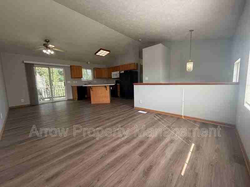 330 W Irving St - Photo 2 of 19