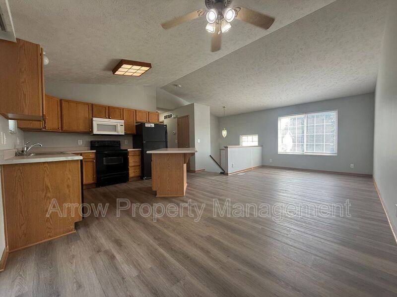 330 W Irving St - Photo 3 of 19