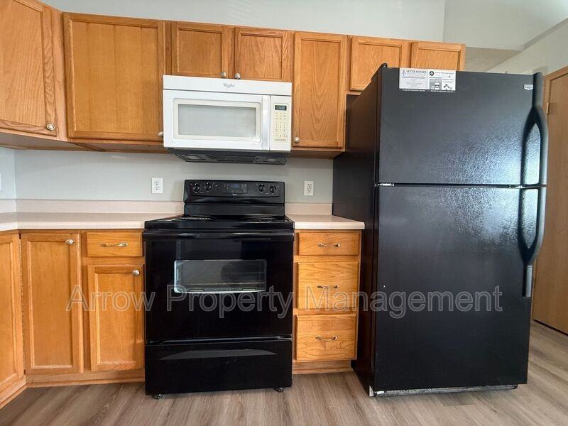 330 W Irving St - Photo 4 of 19