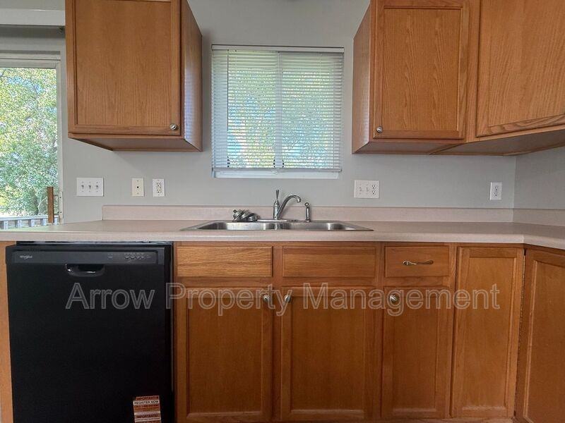 330 W Irving St - Photo 5 of 19