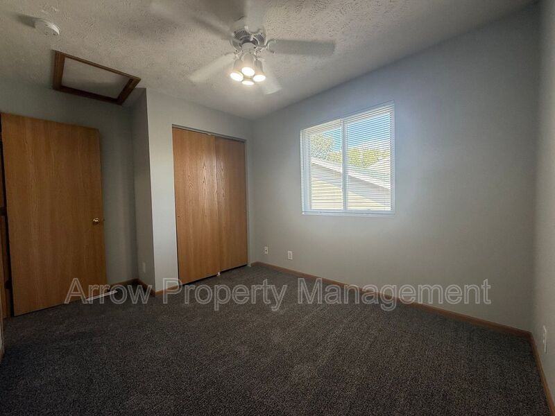 330 W Irving St - Photo 6 of 19