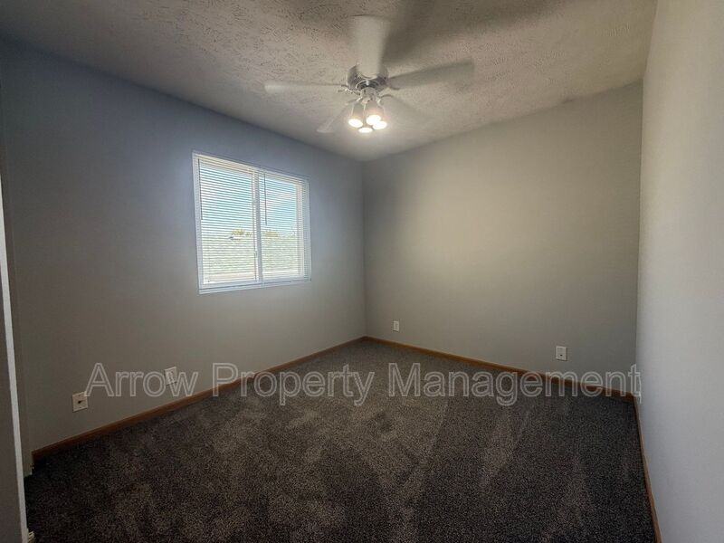 330 W Irving St - Photo 7 of 19