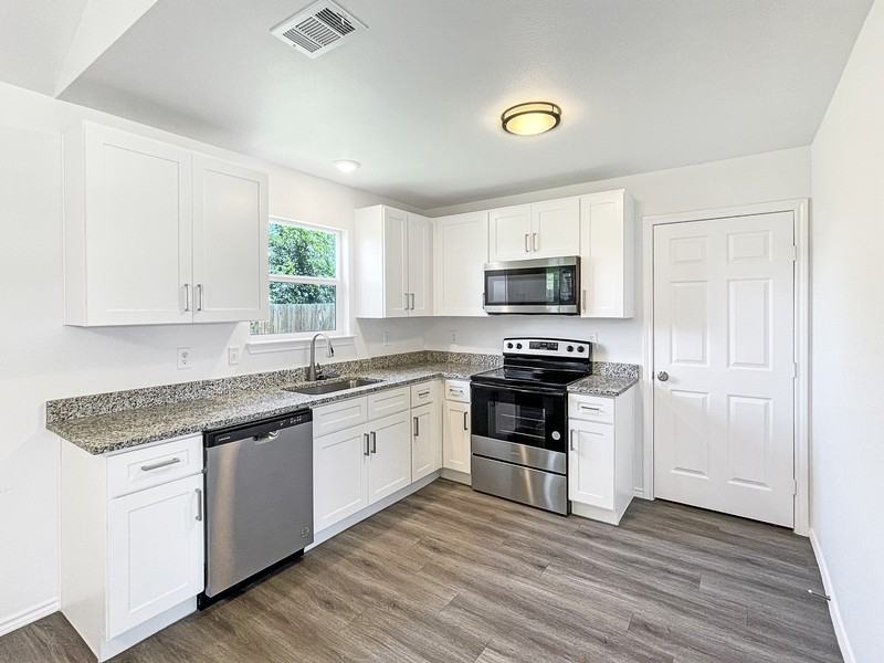 437 Whitney Ct - Photo 4 of 12