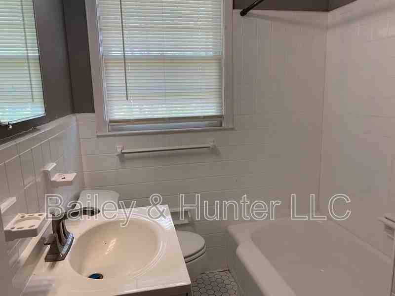 1421 Adele Ave Sw - Photo 7 of 11