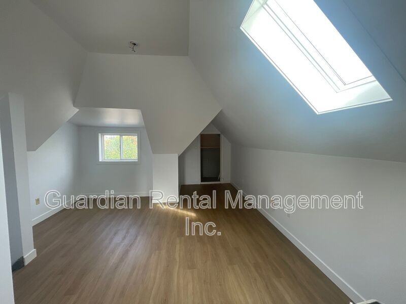 245 Mcintyre St #3 - Photo 2 of 9