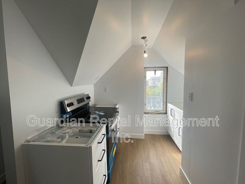 245 Mcintyre St #3 - Photo 3 of 9