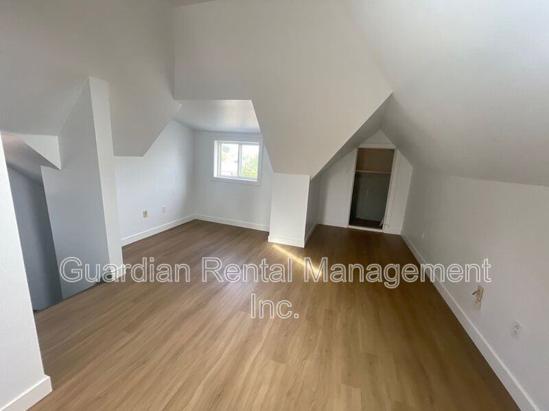 245 Mcintyre St #3 - Photo 4 of 9