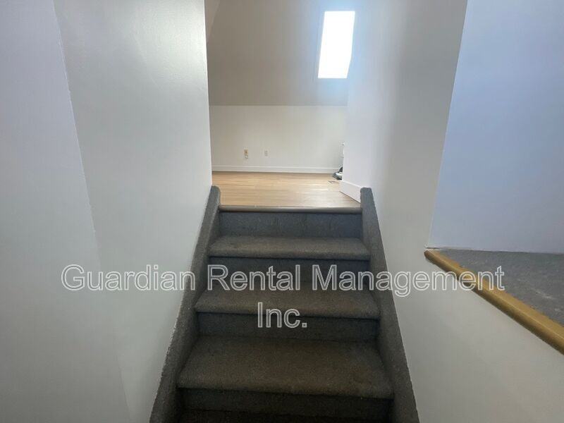 245 Mcintyre St #3 - Photo 5 of 9