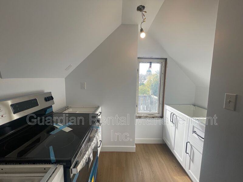 245 Mcintyre St #3 - Photo 6 of 9