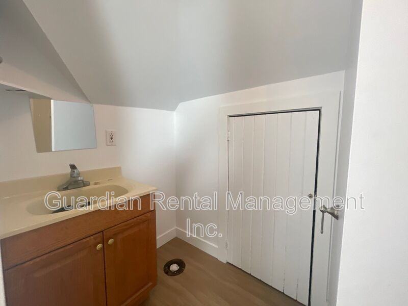 245 Mcintyre St #3 - Photo 7 of 9