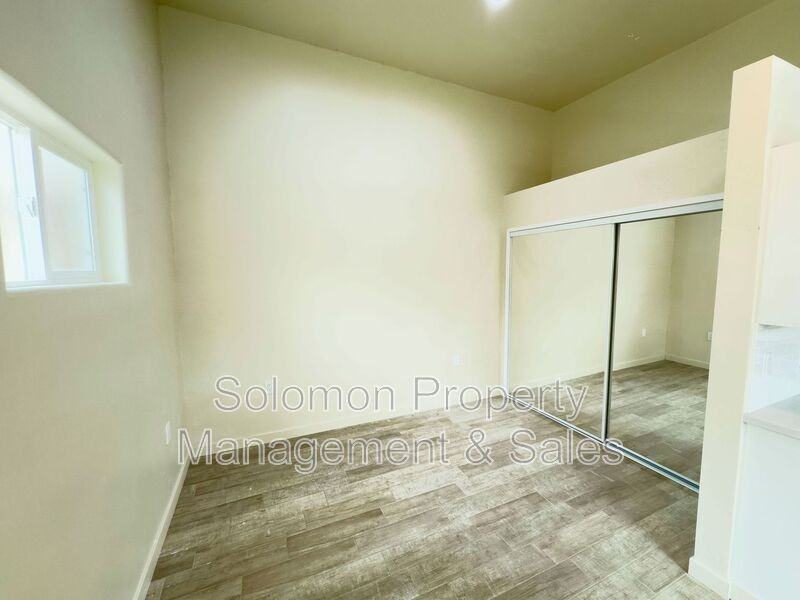 513 N Ditmar St - Photo 4 of 11