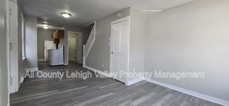 525 North Plum Street - Photo 3 of 8